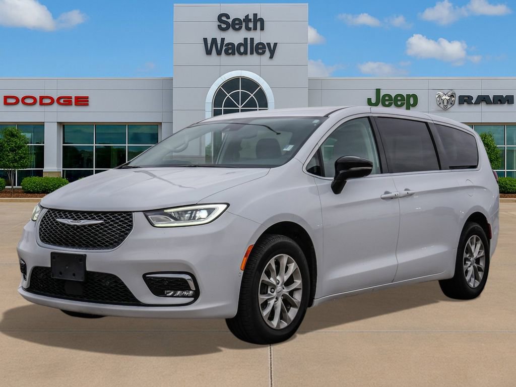 Used 2024 Chrysler Pacifica Touring-L image 3