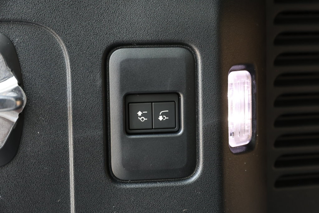 New 2026 Land Rover Defender 130 X-Dynamic SE AWD/4WD image 6