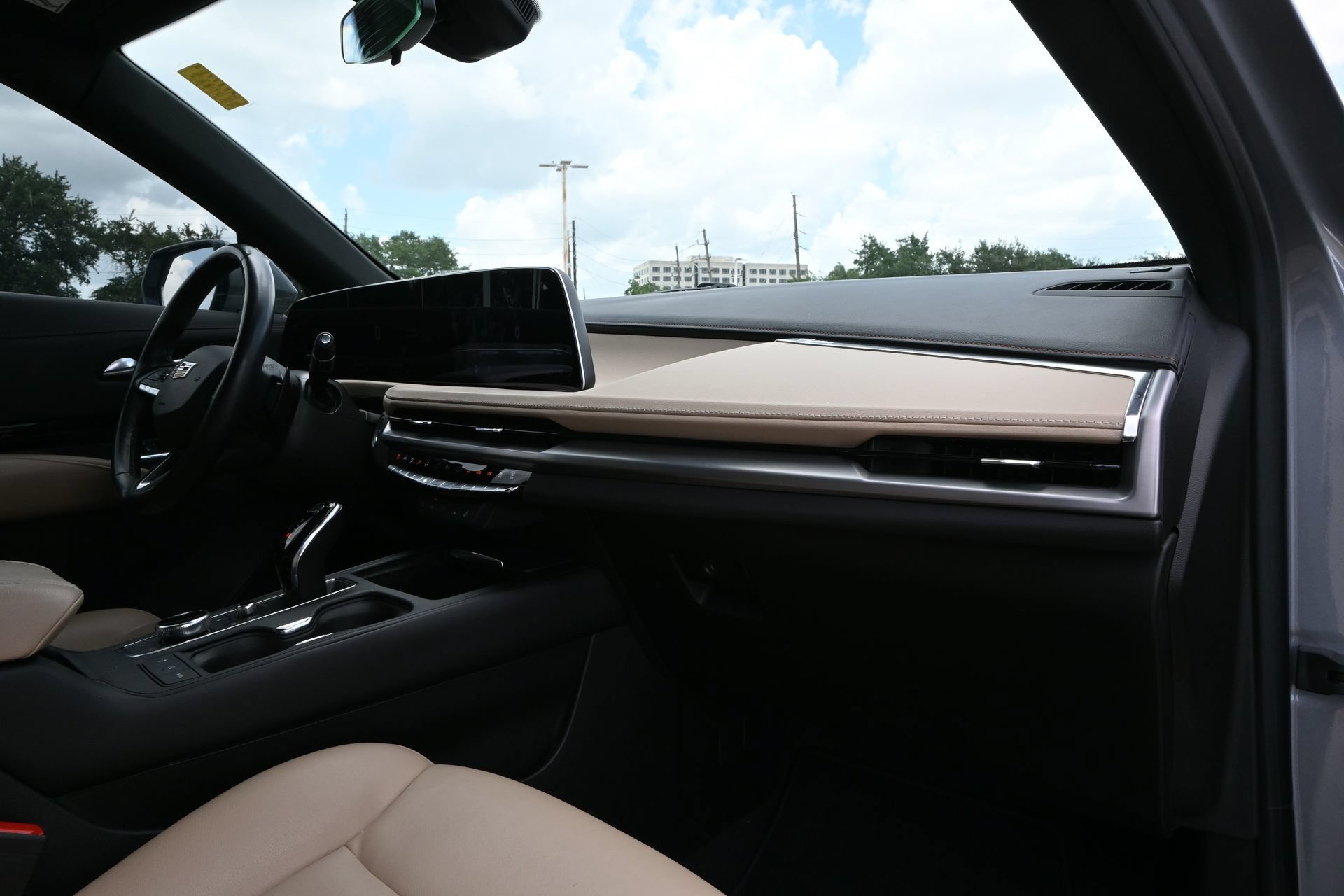 Used 2024 Cadillac XT4 Luxury w/ Cold Weather Package FWD image 26