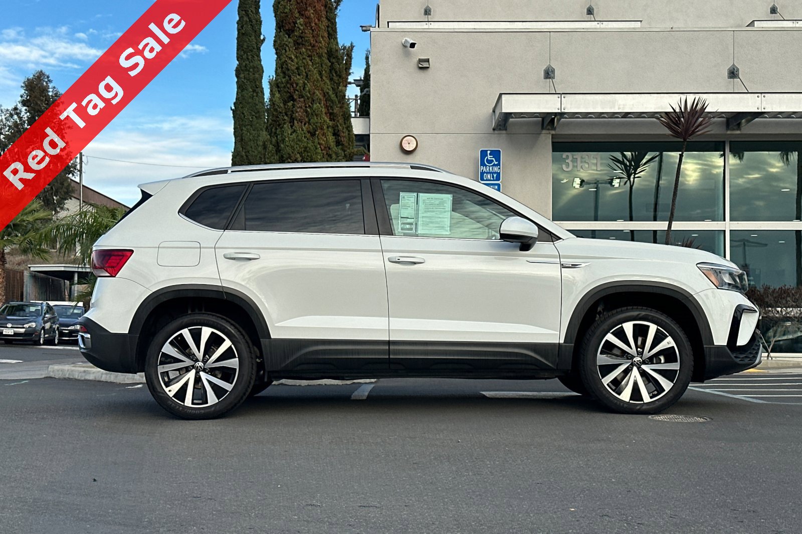 Certified 2024 Volkswagen Taos SE image 4