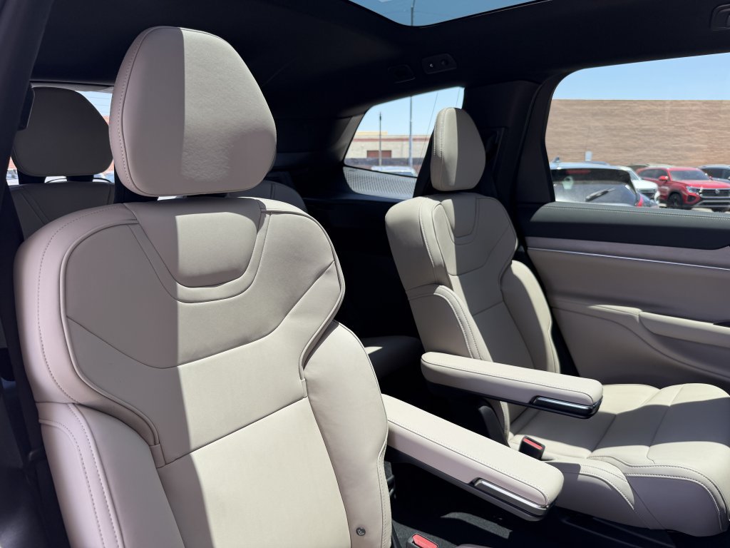 Used 2025 Volvo EX90 Plus AWD/4WD image 37