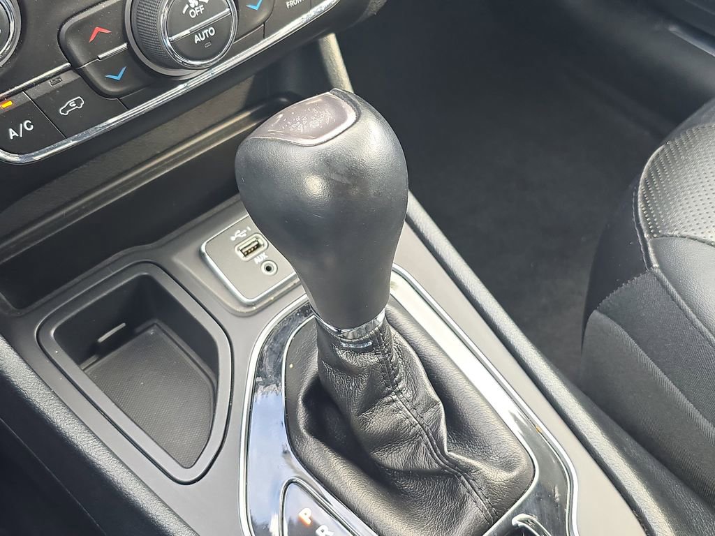 Used 2019 Jeep Cherokee Limited image 29