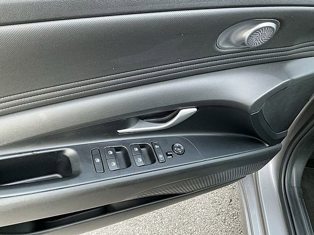 Used 2023 Hyundai Elantra SEL w/ Convenience Package image 16