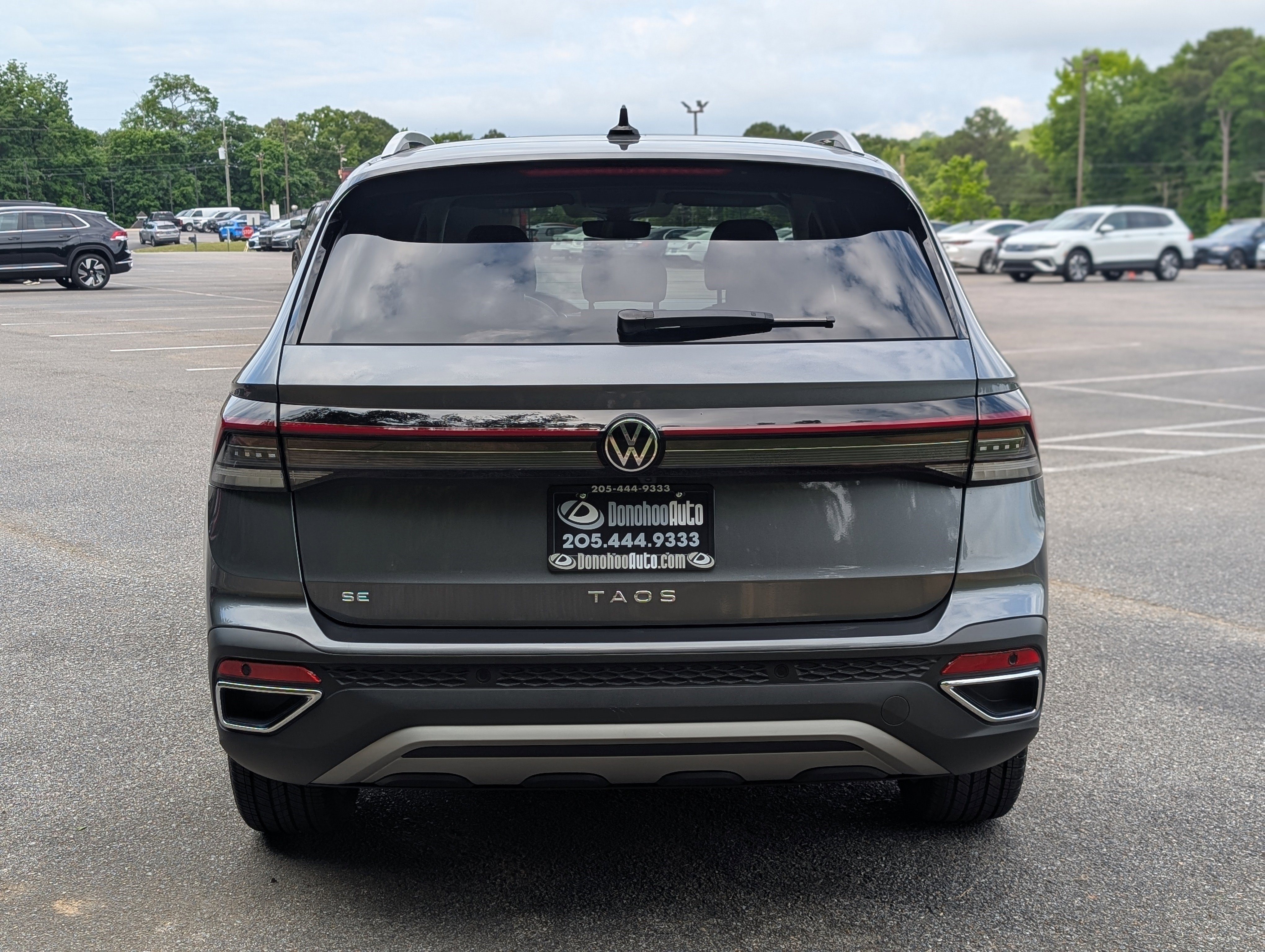 Used 2025 Volkswagen Taos SE w/ Panoramic Sunroof Package FWD image 8