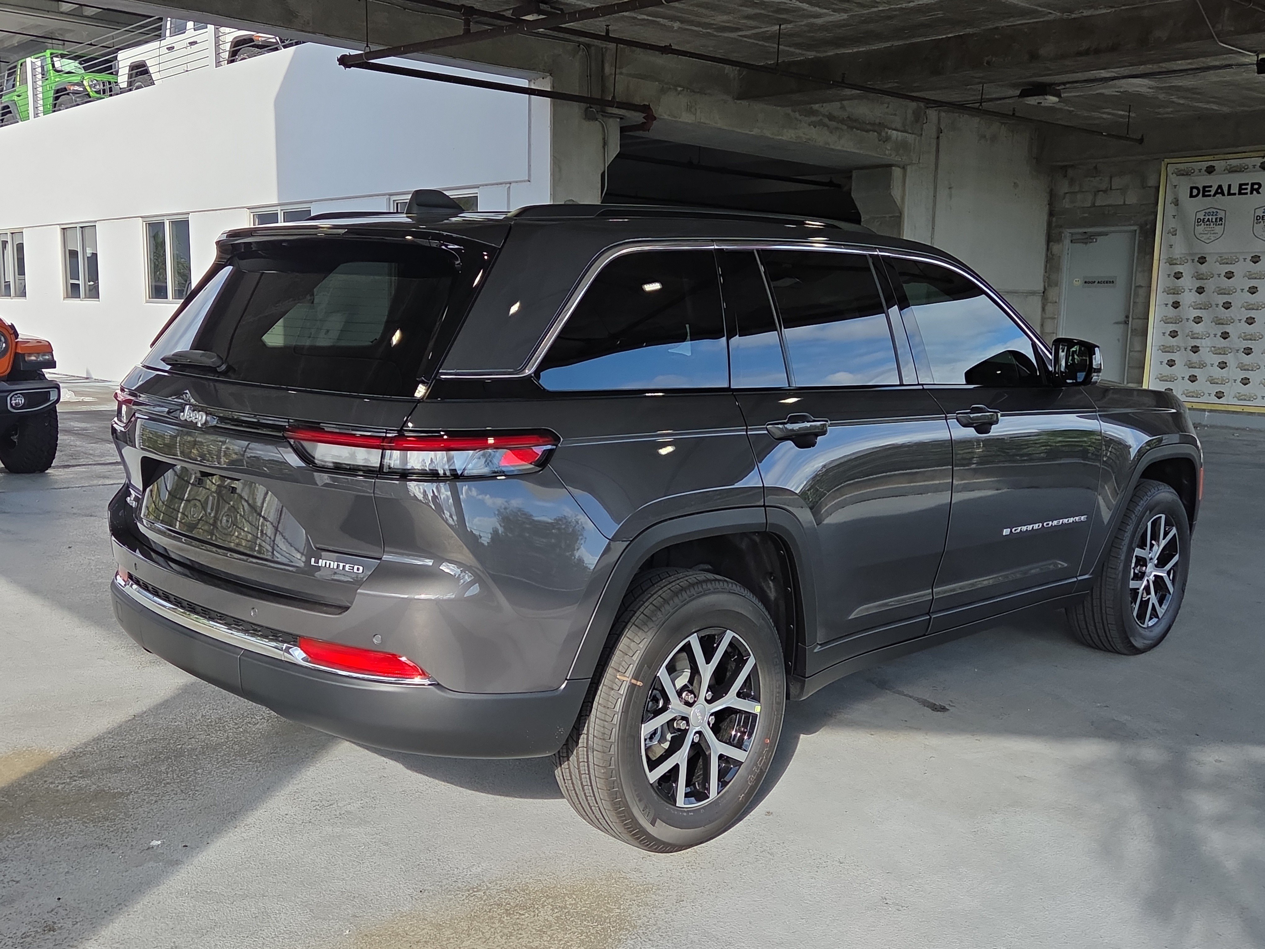 New 2025 Jeep Grand Cherokee Limited w/ Trailer Tow Package AWD/4WD image 5