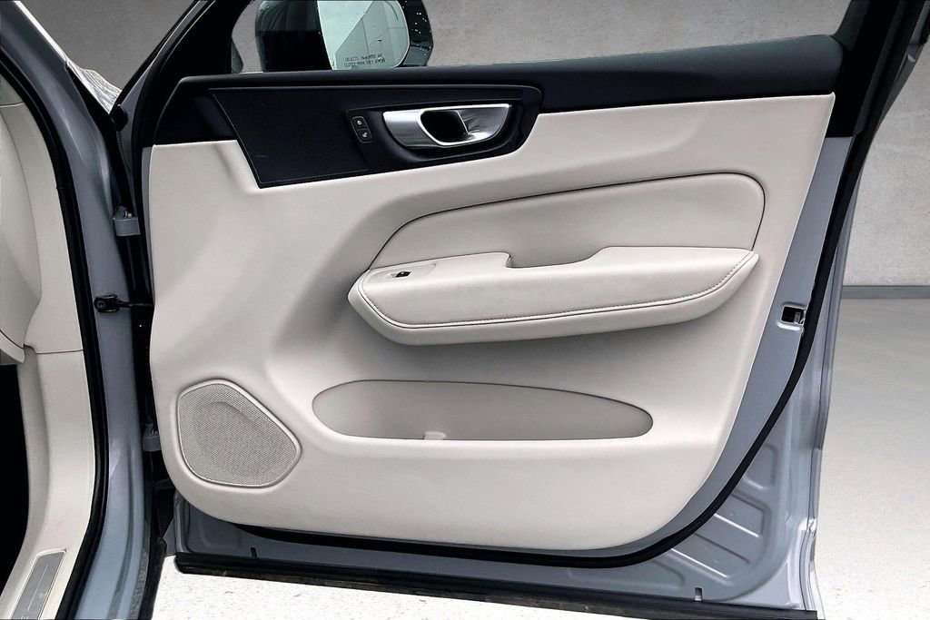 Certified 2024 Volvo XC60 T8 Plus w/ Protection Package Premier image 28