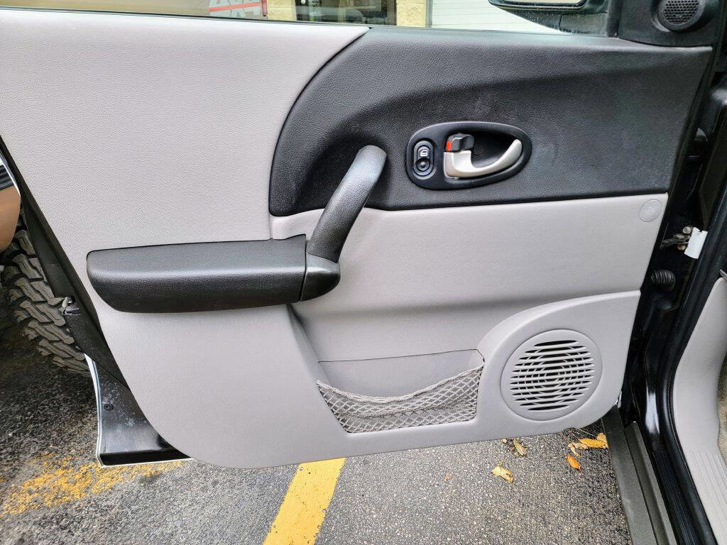 Used 2004 Saturn Vue 2WD w/ Sport Plus II Pkg image 26