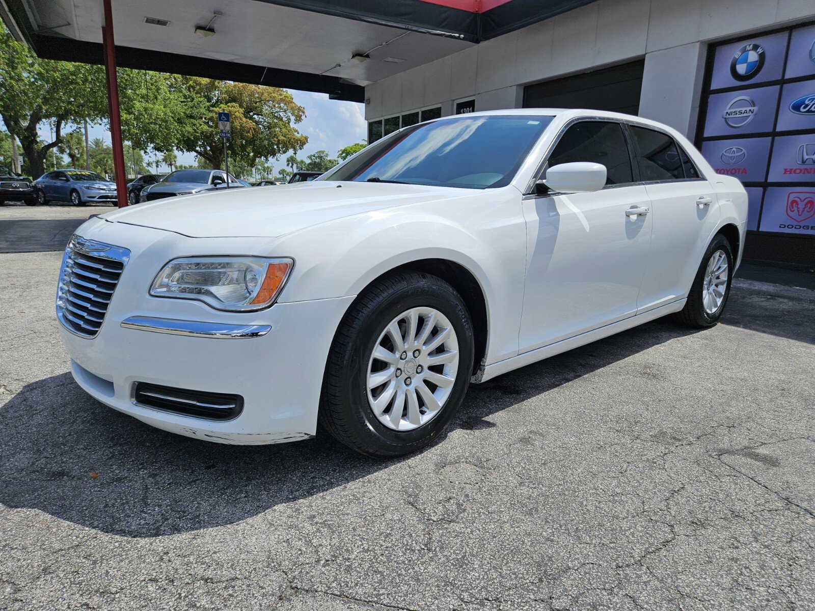 Used 2014 Chrysler 300 image 3