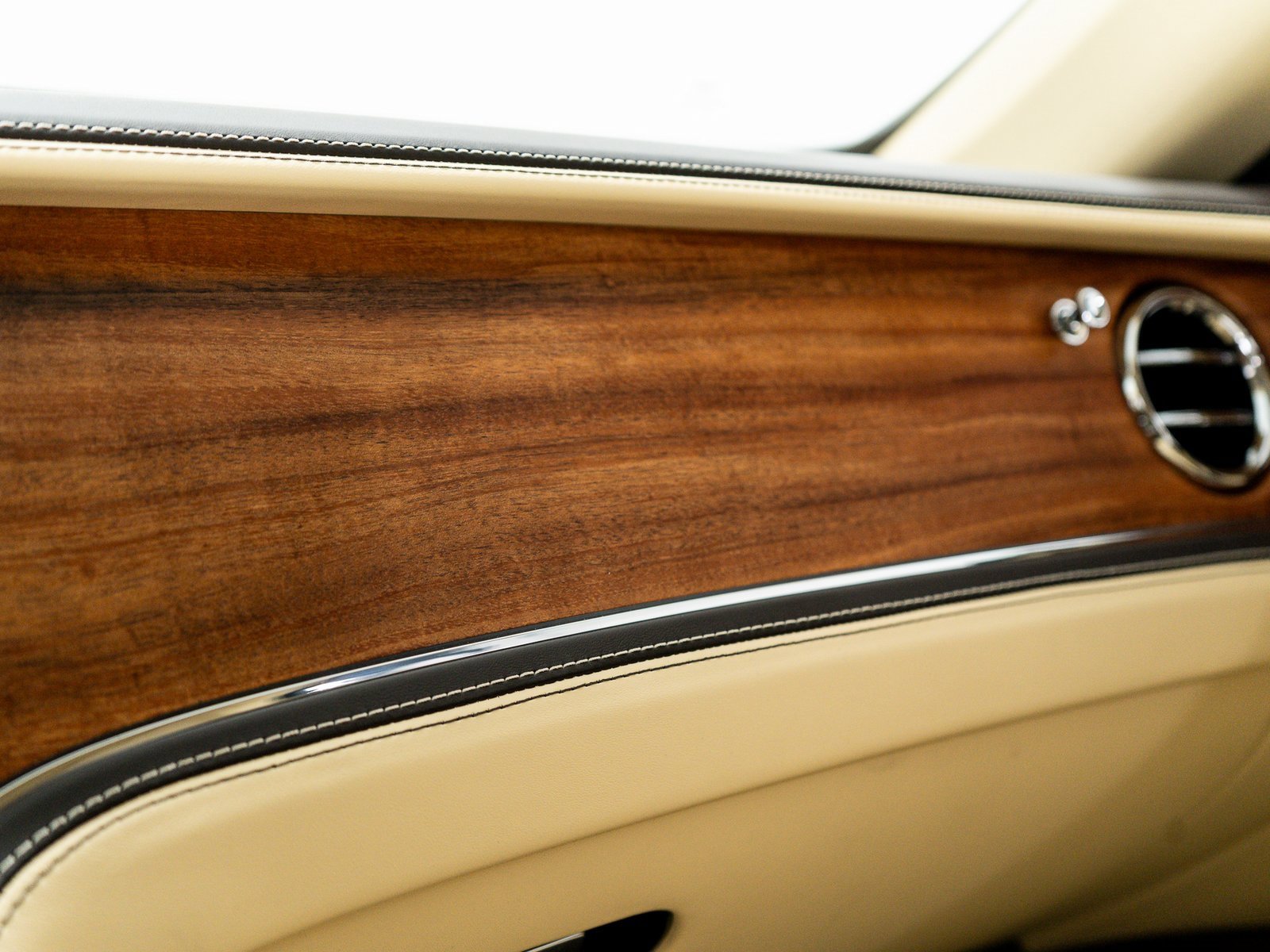New 2025 Bentley Flying Spur Plug-In Hybrid image 18