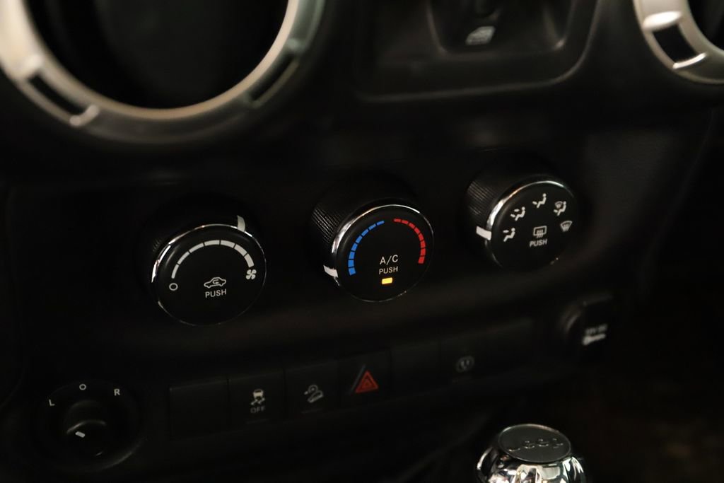 Used 2017 Jeep Wrangler Unlimited Rubicon w/ Max Tow Package AWD/4WD image 25