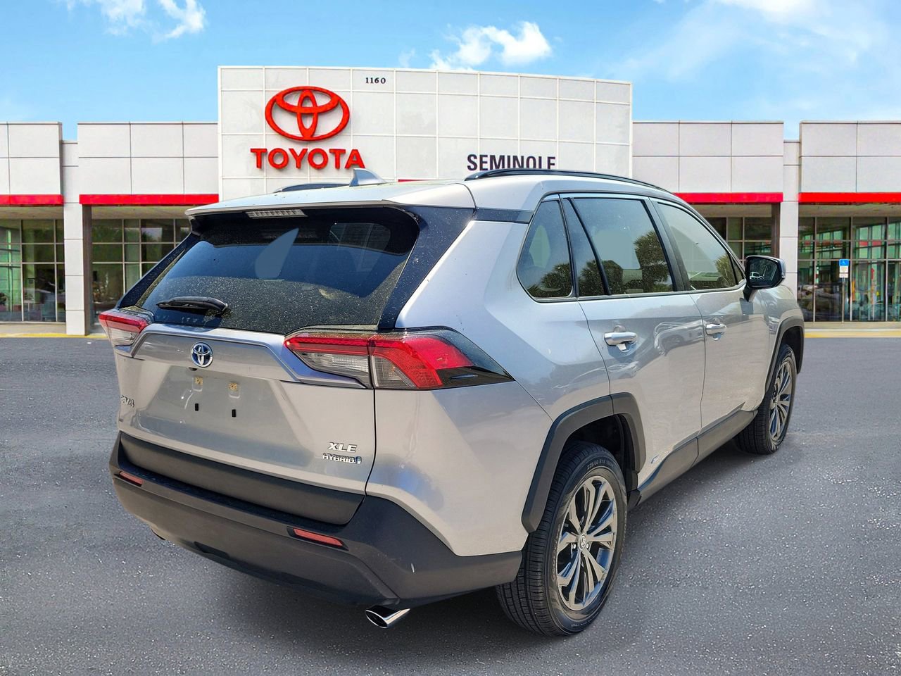 Used 2023 Toyota RAV4 XLE Premium image 3