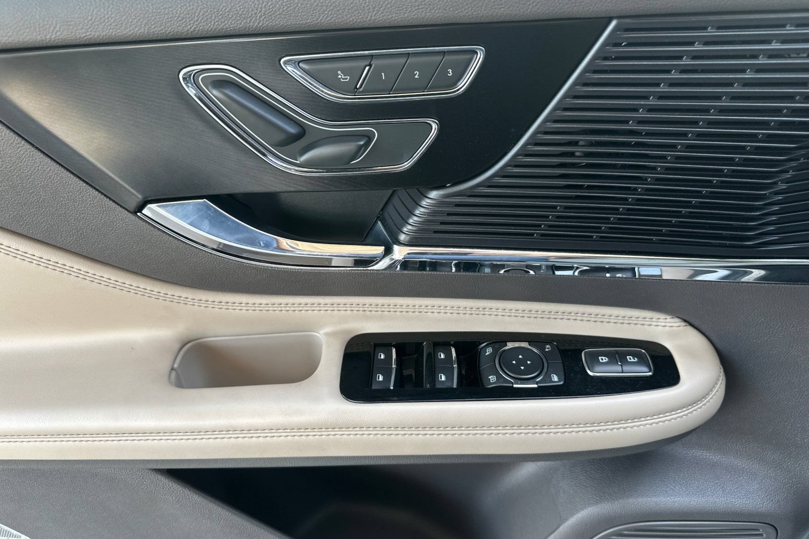 Used 2022 Lincoln Corsair FWD image 11