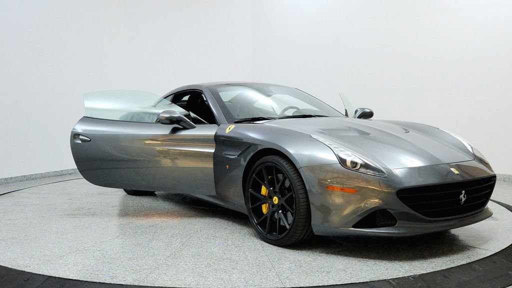 Used 2018 Ferrari California T image 12