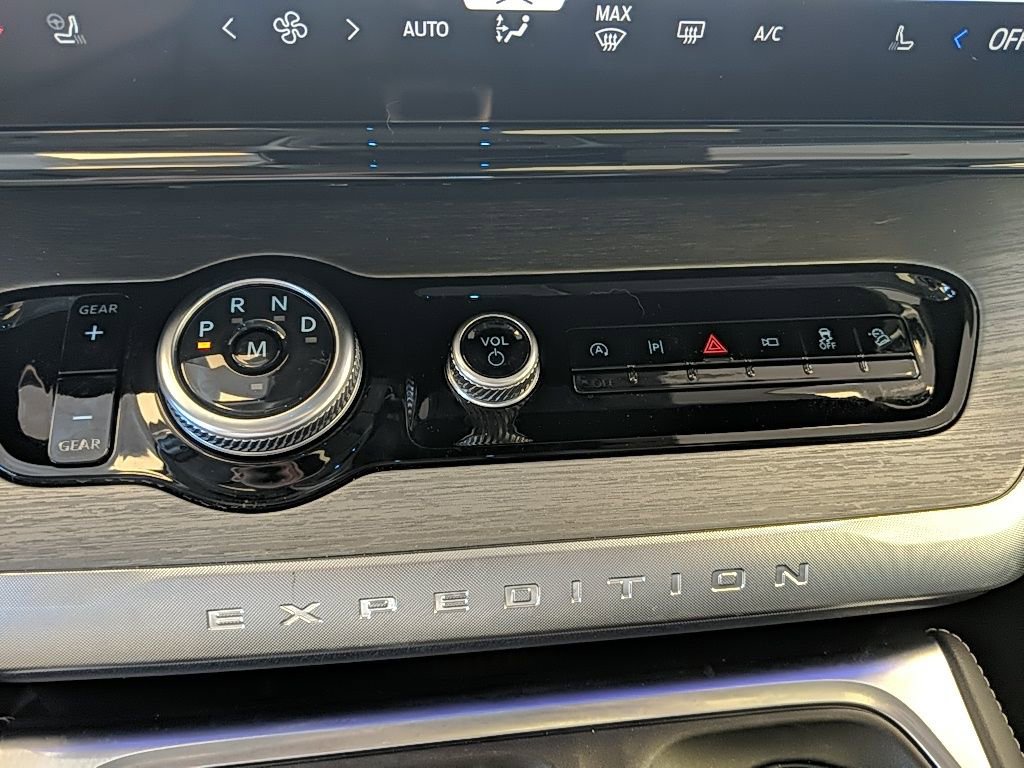 Used 2025 Ford Expedition Platinum image 23