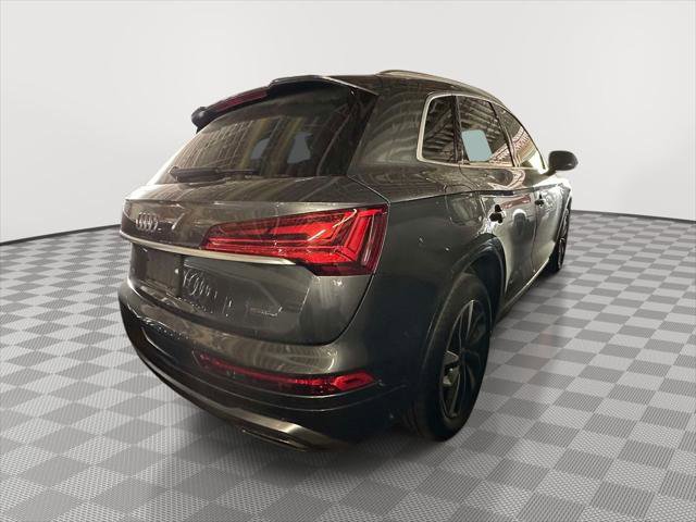 Used 2023 Audi Q5 2.0T Premium w/ Convenience Package AWD/4WD image 2