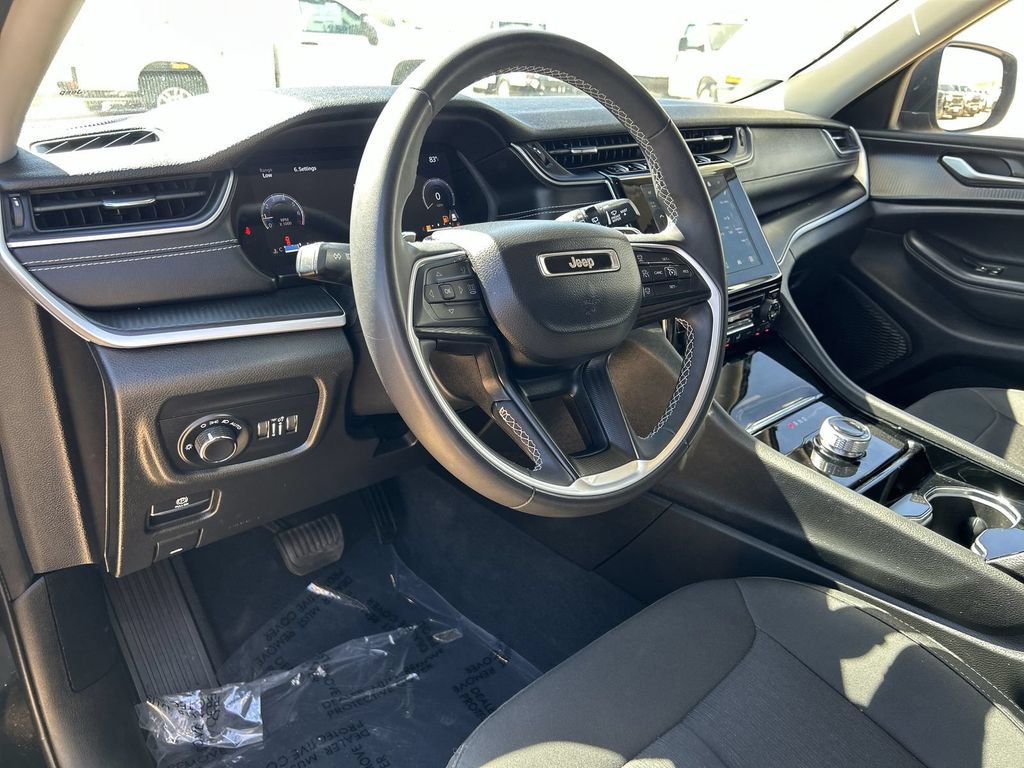 Used 2023 Jeep Grand Cherokee Laredo AWD/4WD image 7