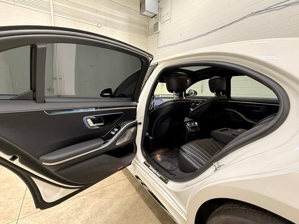 Used 2022 Mercedes-Benz S 500 4MATIC w/ AMG Line Package image 34
