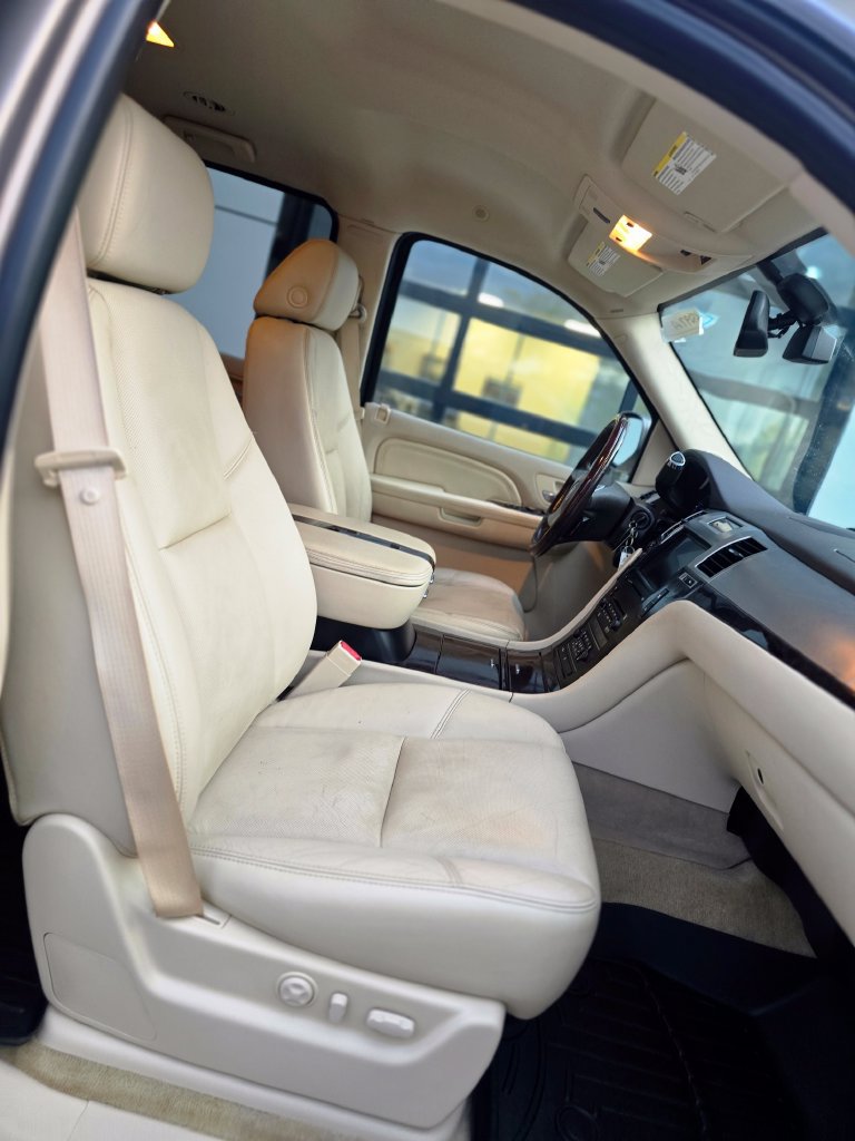 Used 2007 Cadillac Escalade AWD w/ Information Package image 12