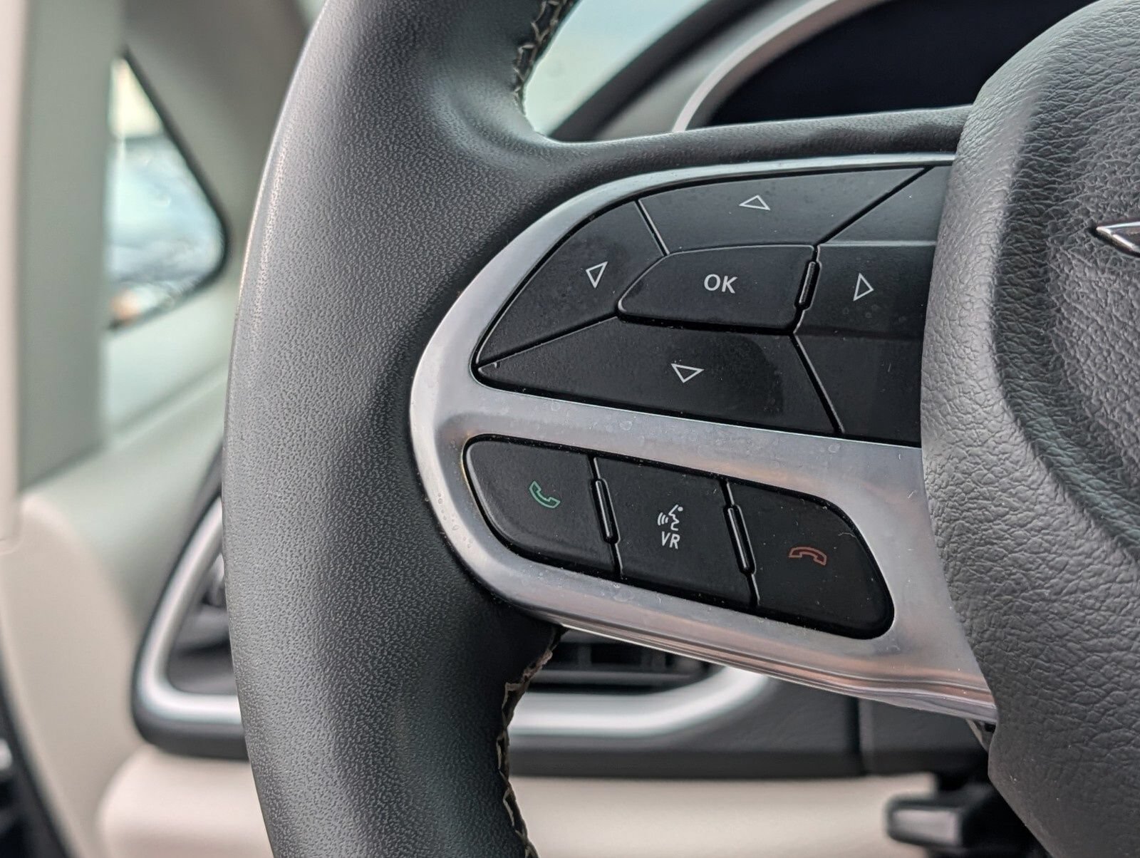 Used 2023 Chrysler Pacifica Touring-L FWD image 29
