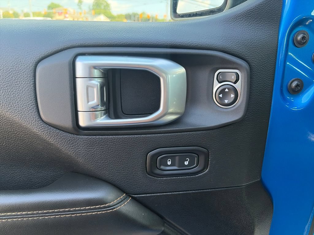 Used 2025 Jeep Wrangler Unlimited Sahara AWD/4WD image 12