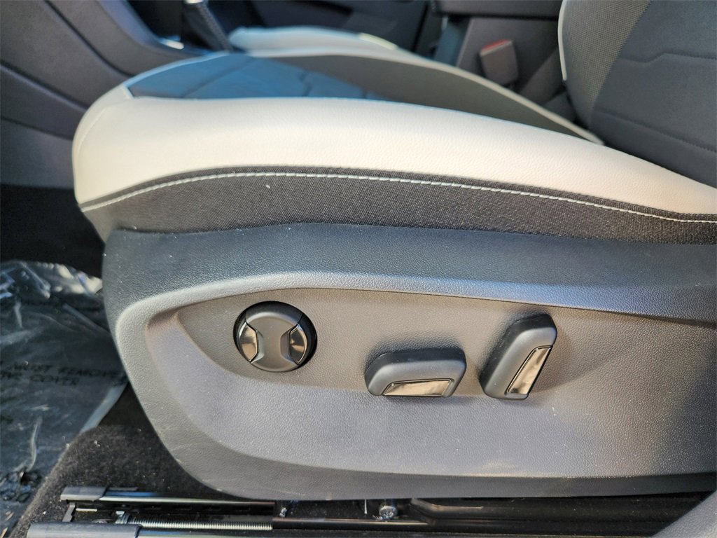 Used 2025 Volkswagen Taos SE image 7