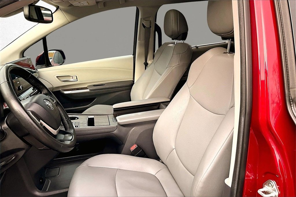 Certified 2024 Toyota Sienna XLE image 21