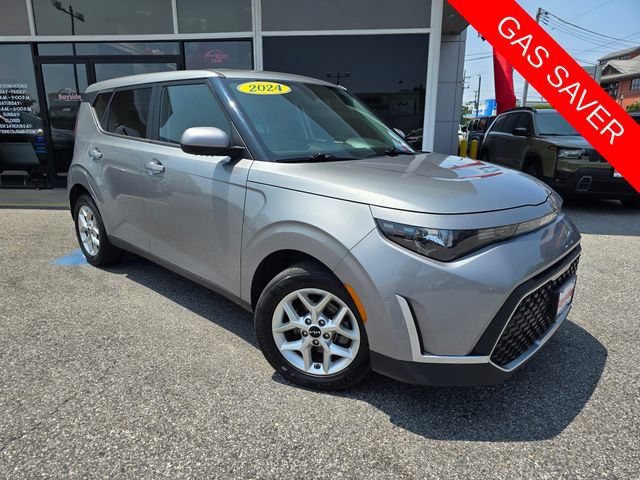 Used 2024 Kia Soul LX w/ Option Group 015 FWD image 2