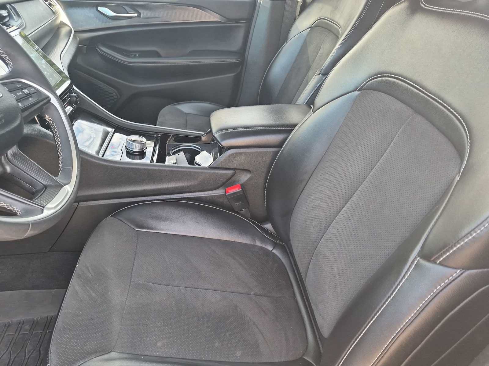 Used 2023 Jeep Grand Cherokee Altitude AWD/4WD image 11