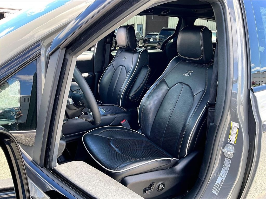 Used 2025 Chrysler Pacifica Limited FWD image 10