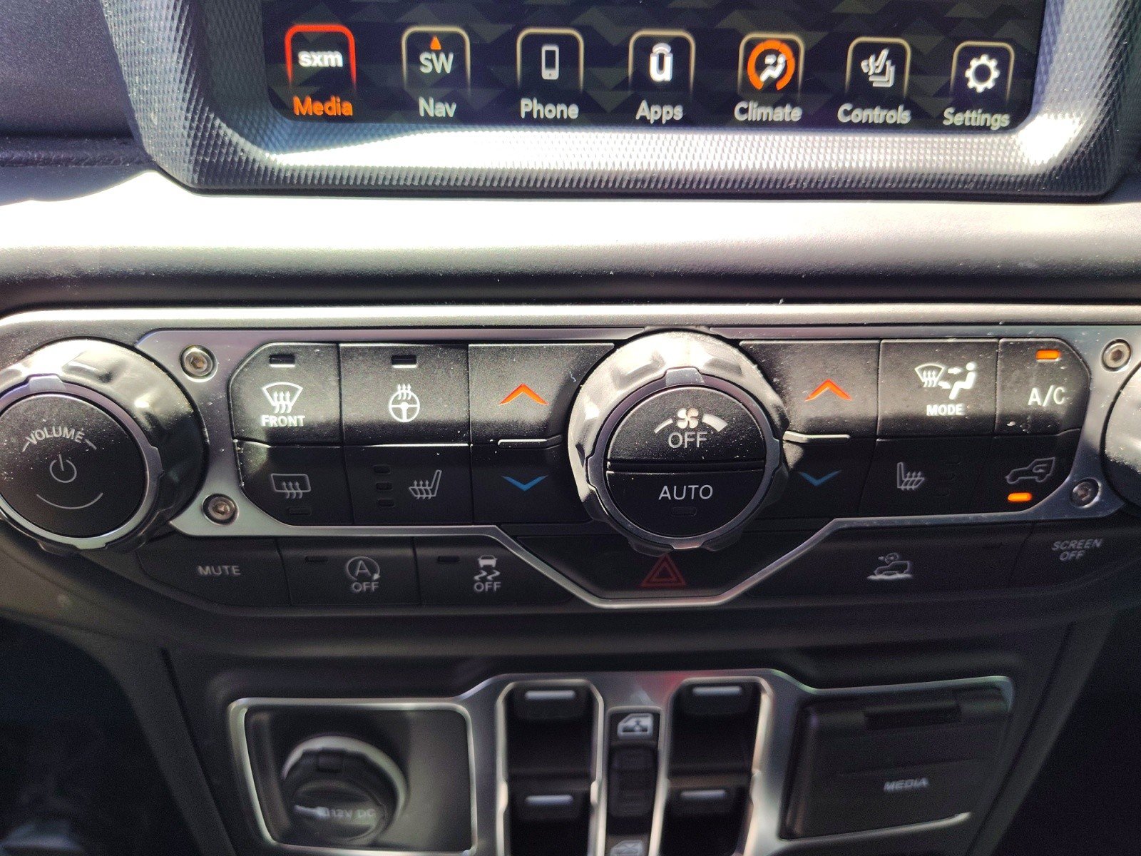 Used 2023 Jeep Gladiator Mojave w/ Cold Weather Group AWD/4WD image 25