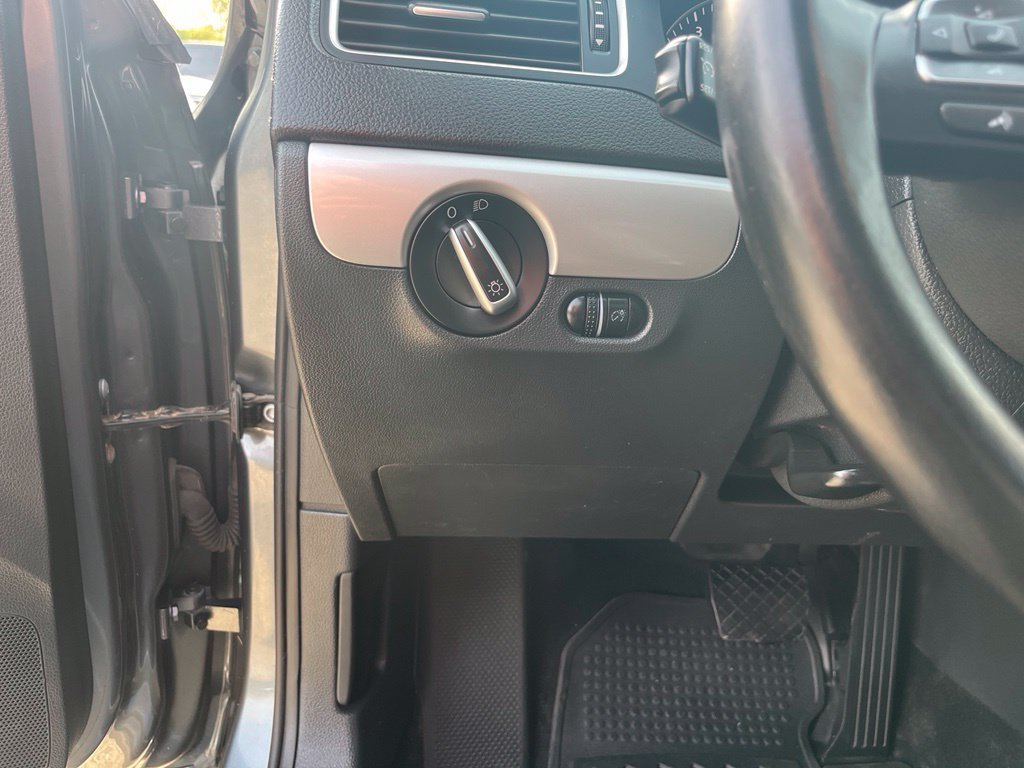 Used 2013 Volkswagen Jetta SE FWD image 22