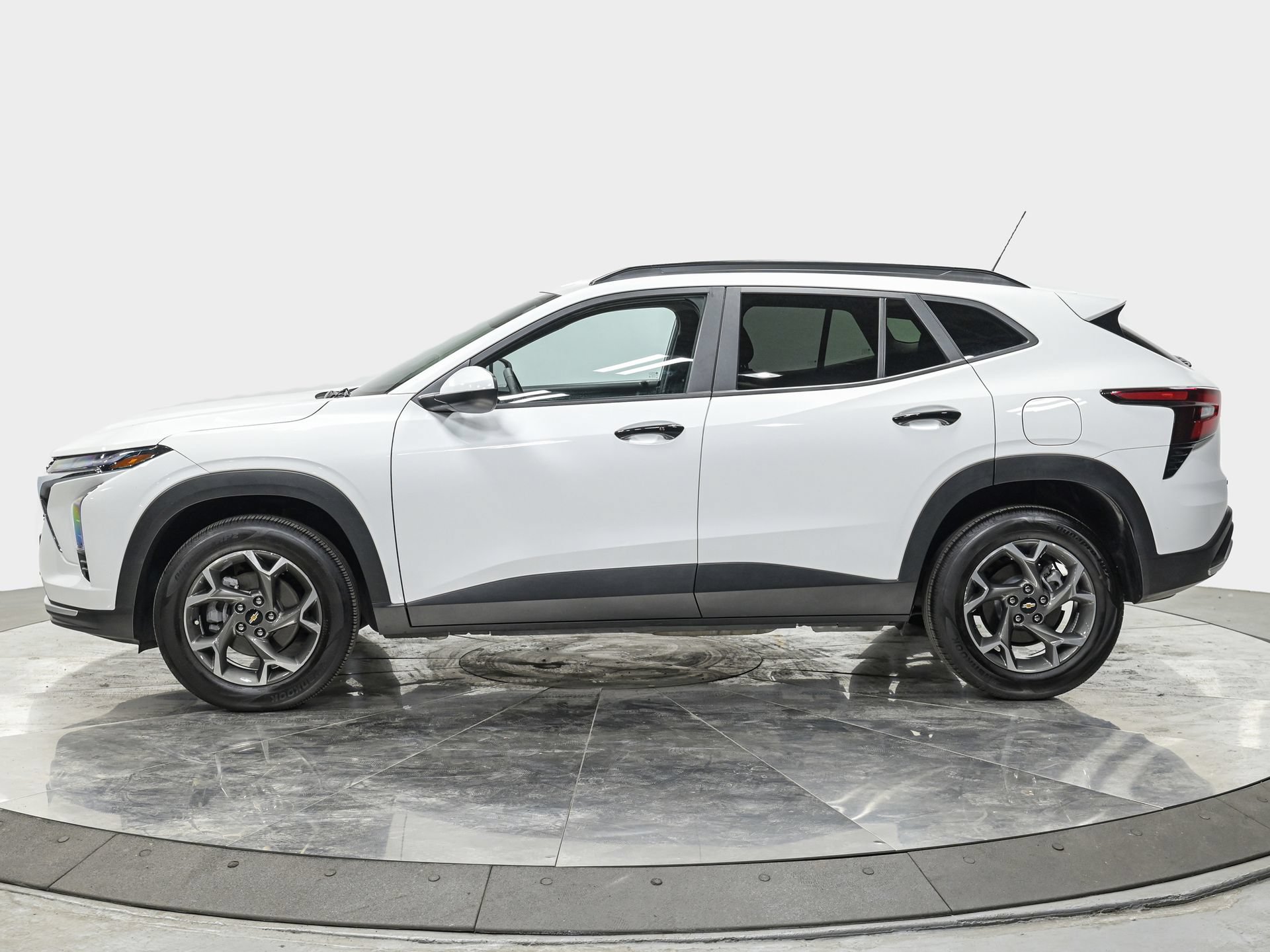 Used 2025 Chevrolet Trax LT w/ Driver Confidence Package FWD image 2
