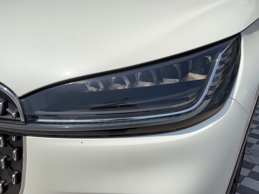 Used 2025 Lincoln Aviator 2WD image 12