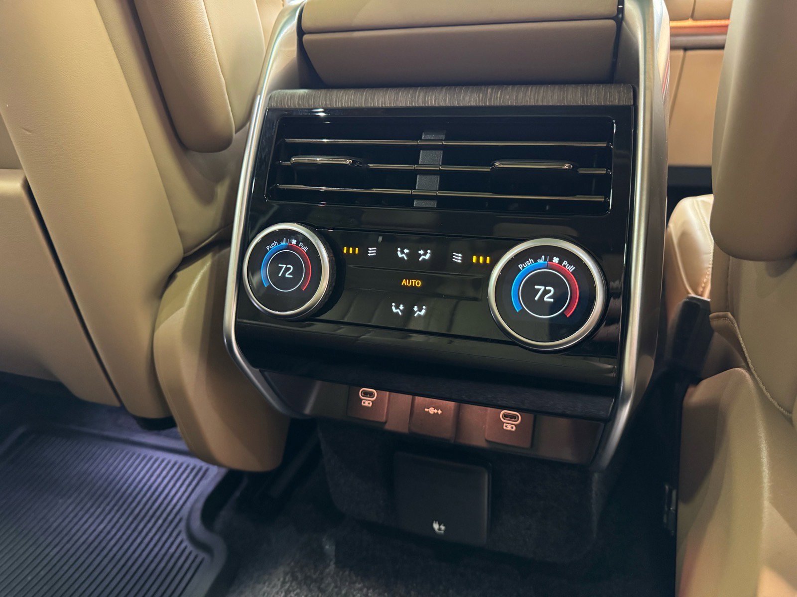 Used 2024 Land Rover Range Rover SE image 37