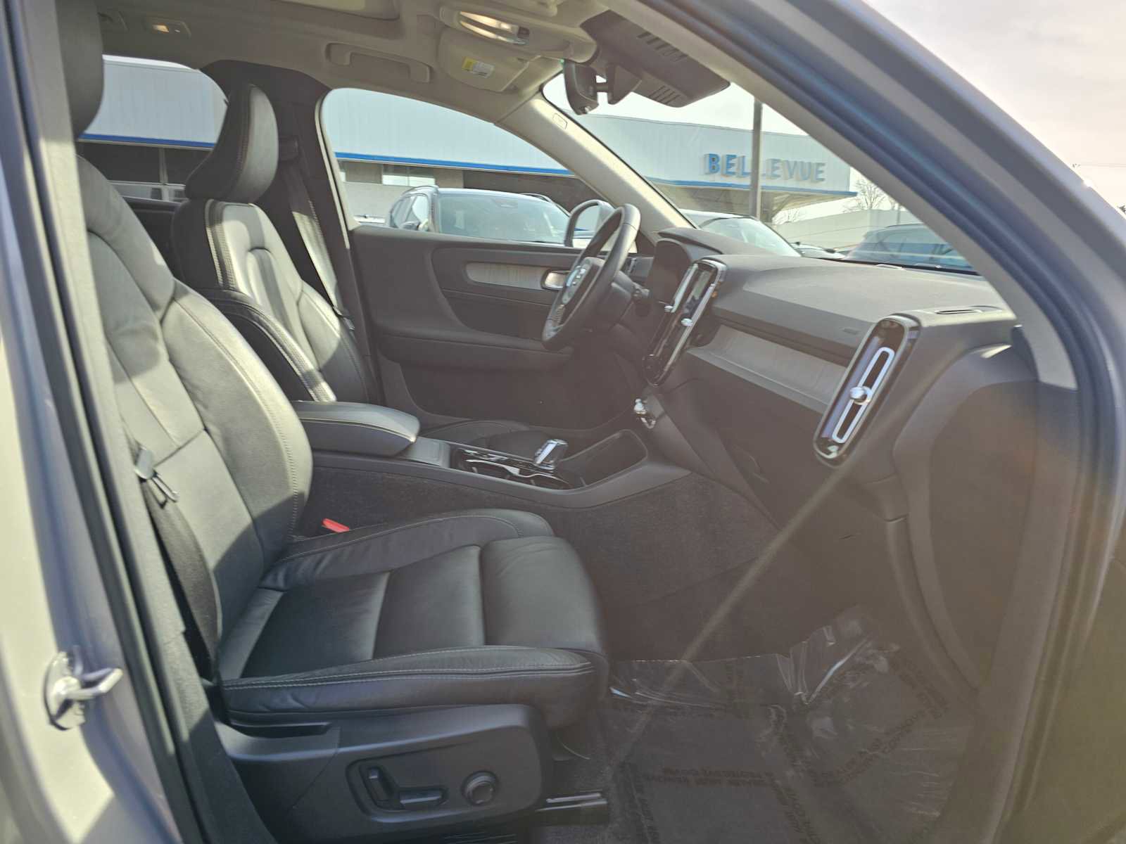 Used 2023 Volvo XC40 B4 Plus w/ Protection Package Premier image 11