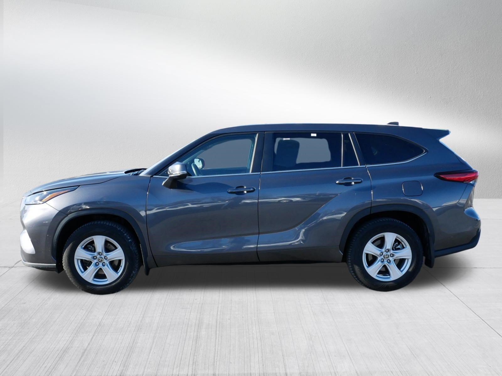 Used 2023 Toyota Highlander LE AWD/4WD image 4