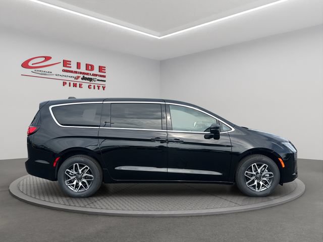 New 2027 Chrysler Pacifica Limited AWD/4WD image 9