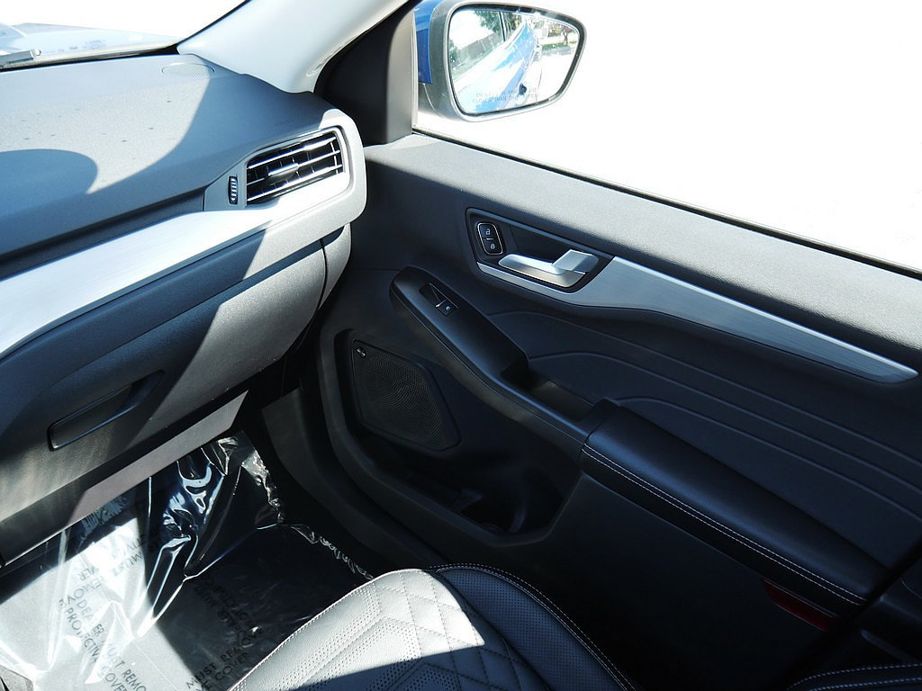 Used 2023 Ford Escape Platinum w/ Premium Technology Package AWD/4WD image 24