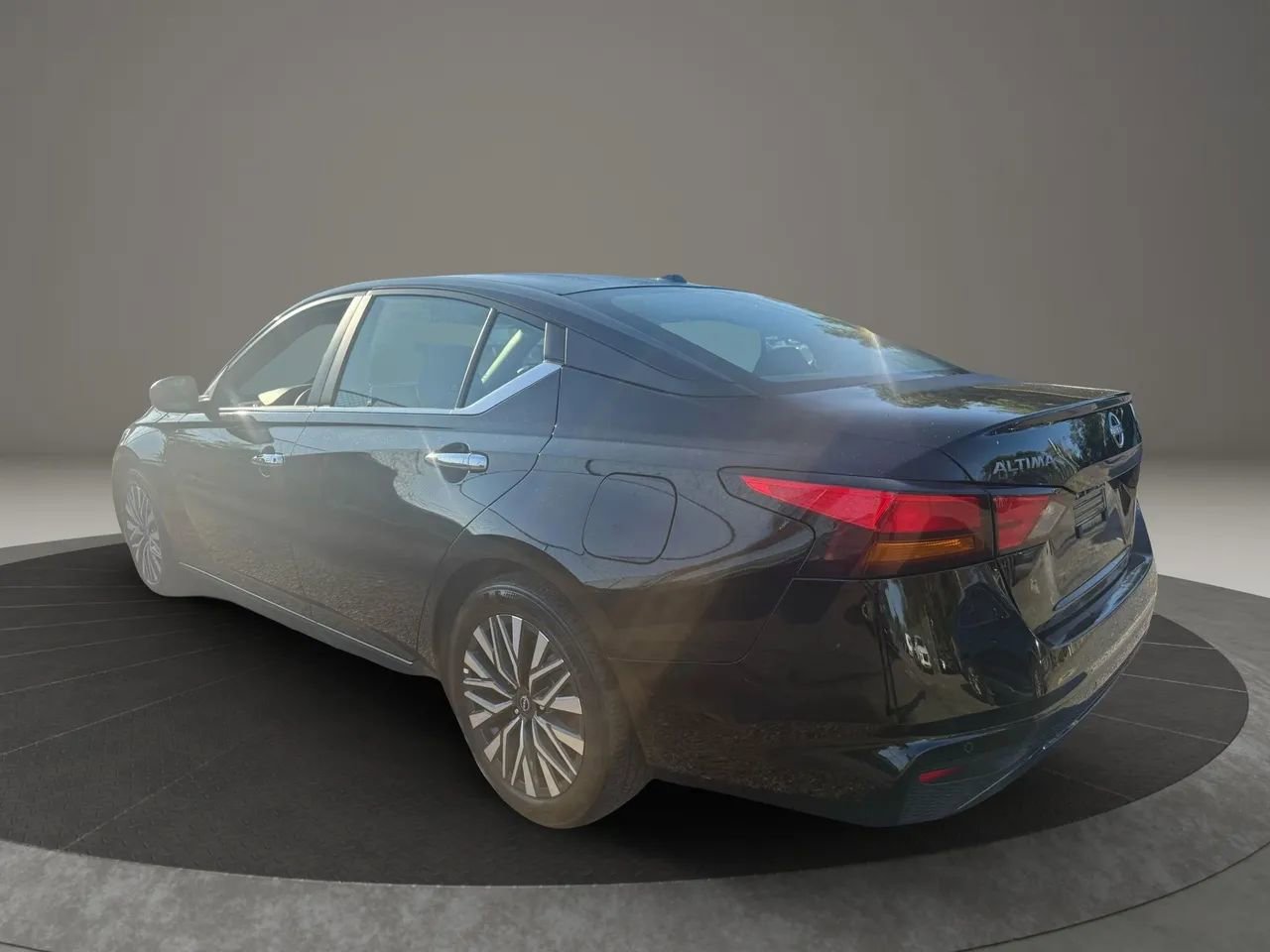 Used 2024 Nissan Altima 2.5 SV image 7