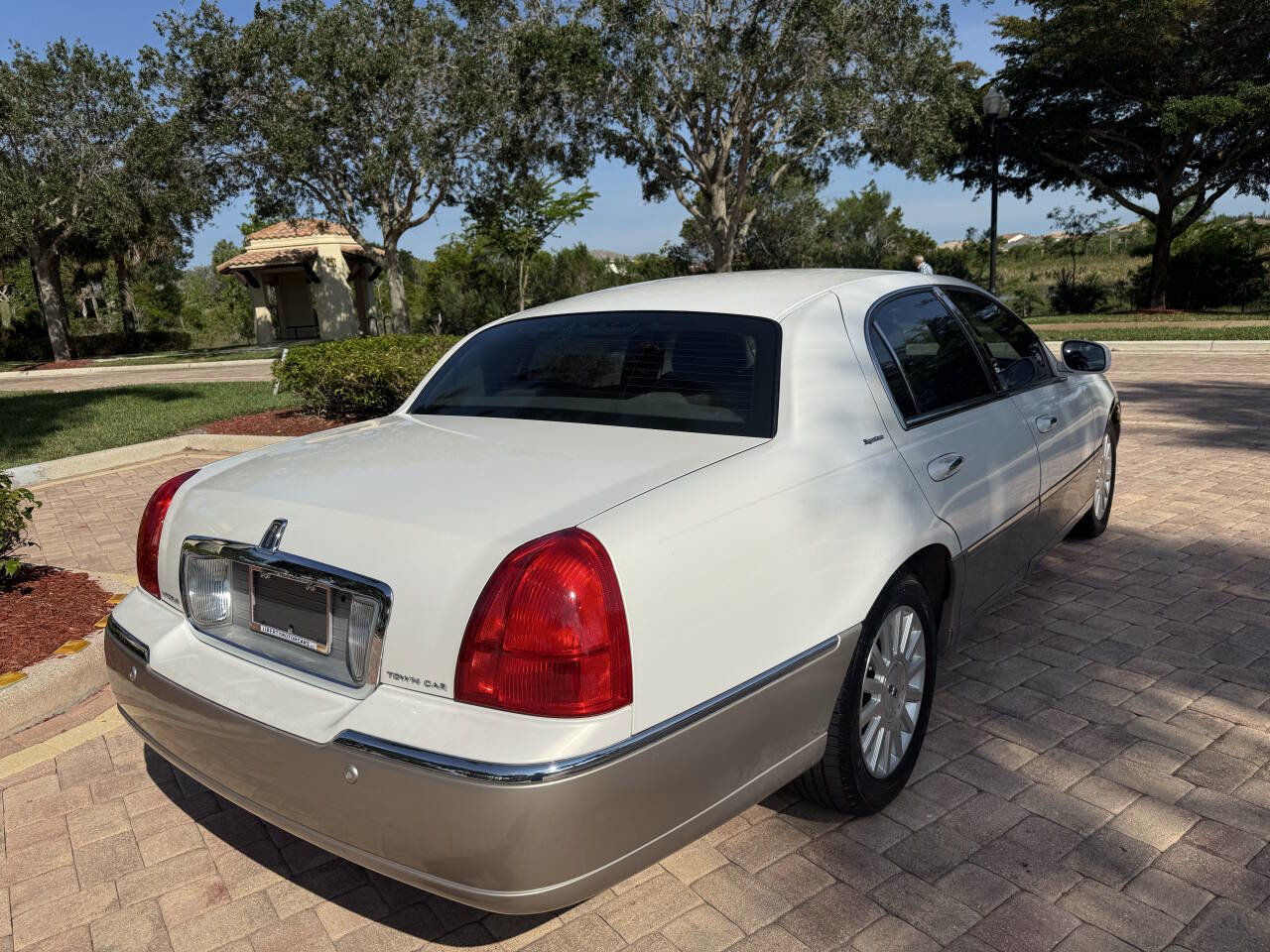 Used 2003 Lincoln Town Car Signature RWD image 3