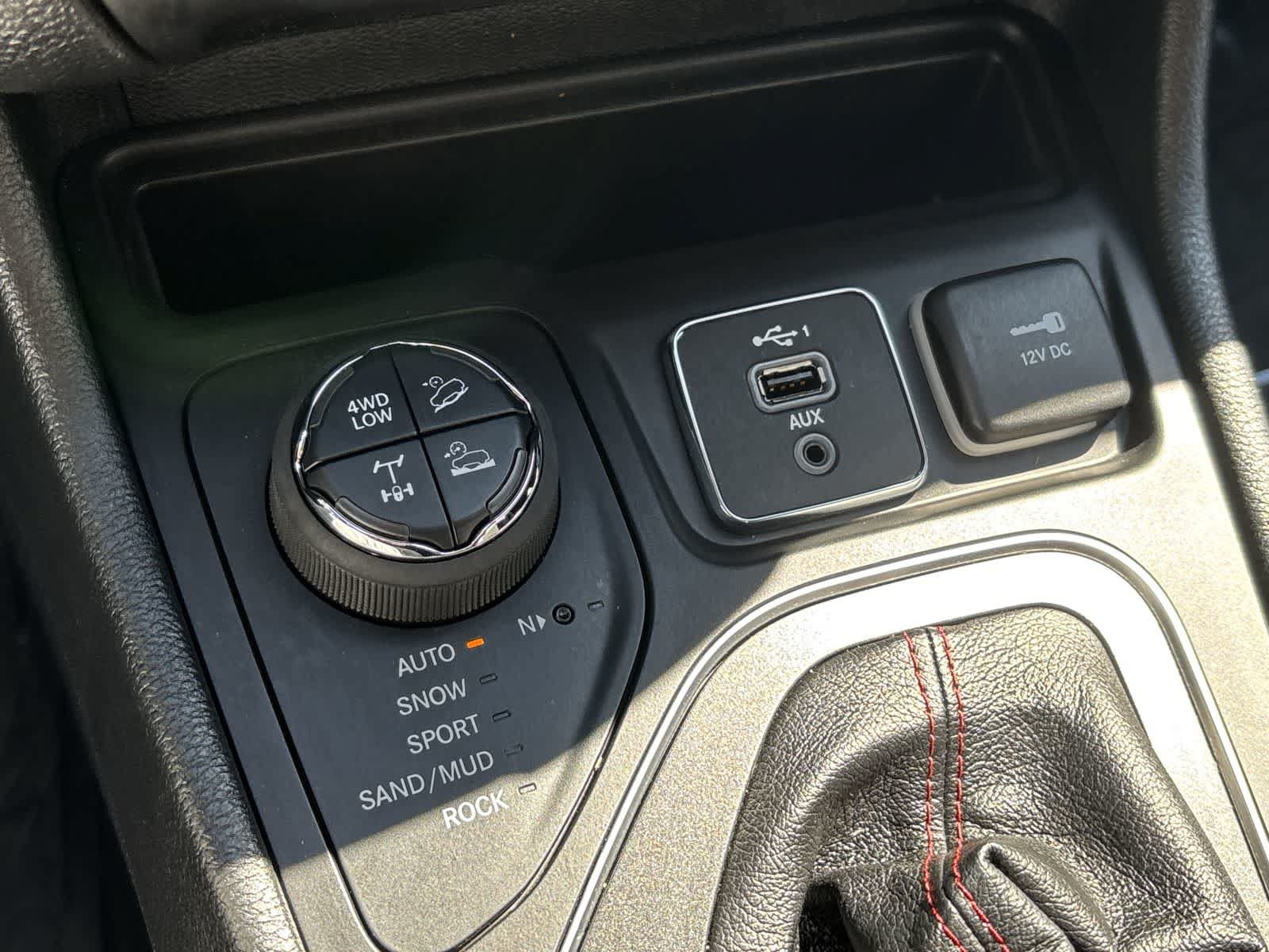 Used 2022 Jeep Cherokee Trailhawk AWD/4WD image 24