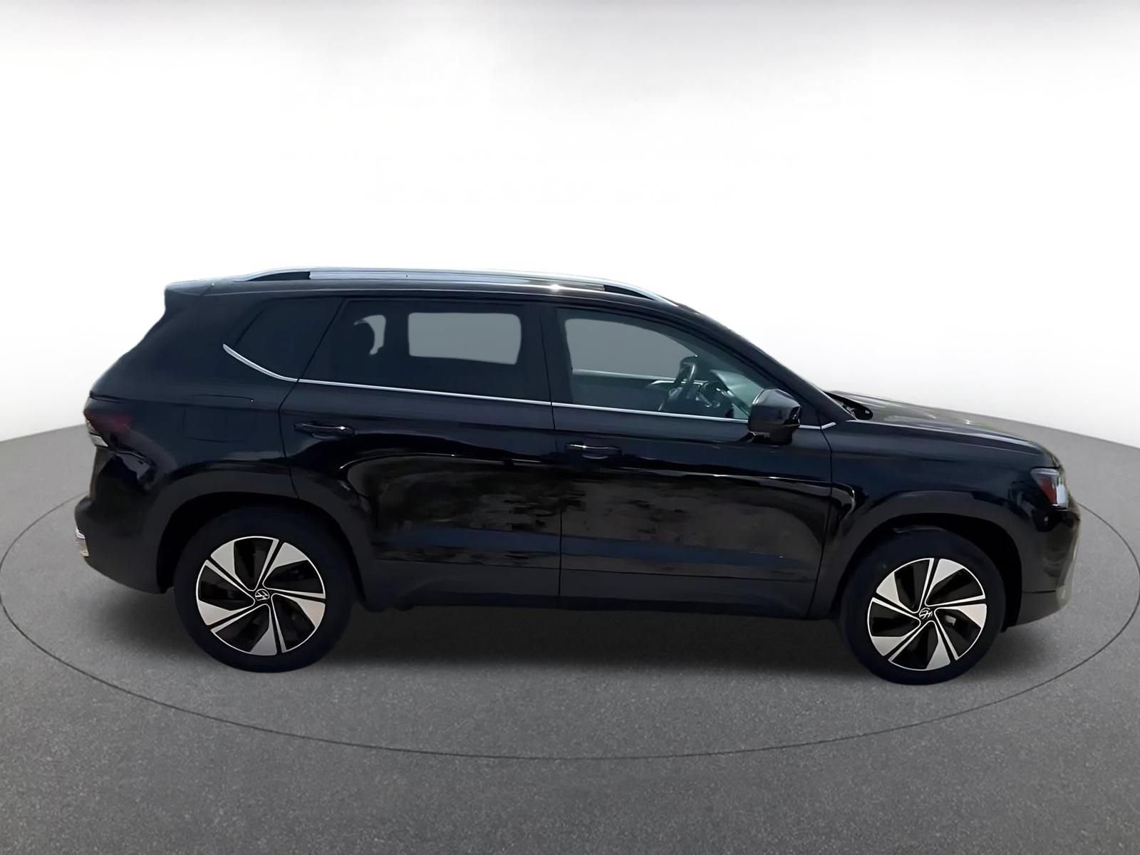 Used 2025 Volkswagen Taos SE AWD/4WD image 16