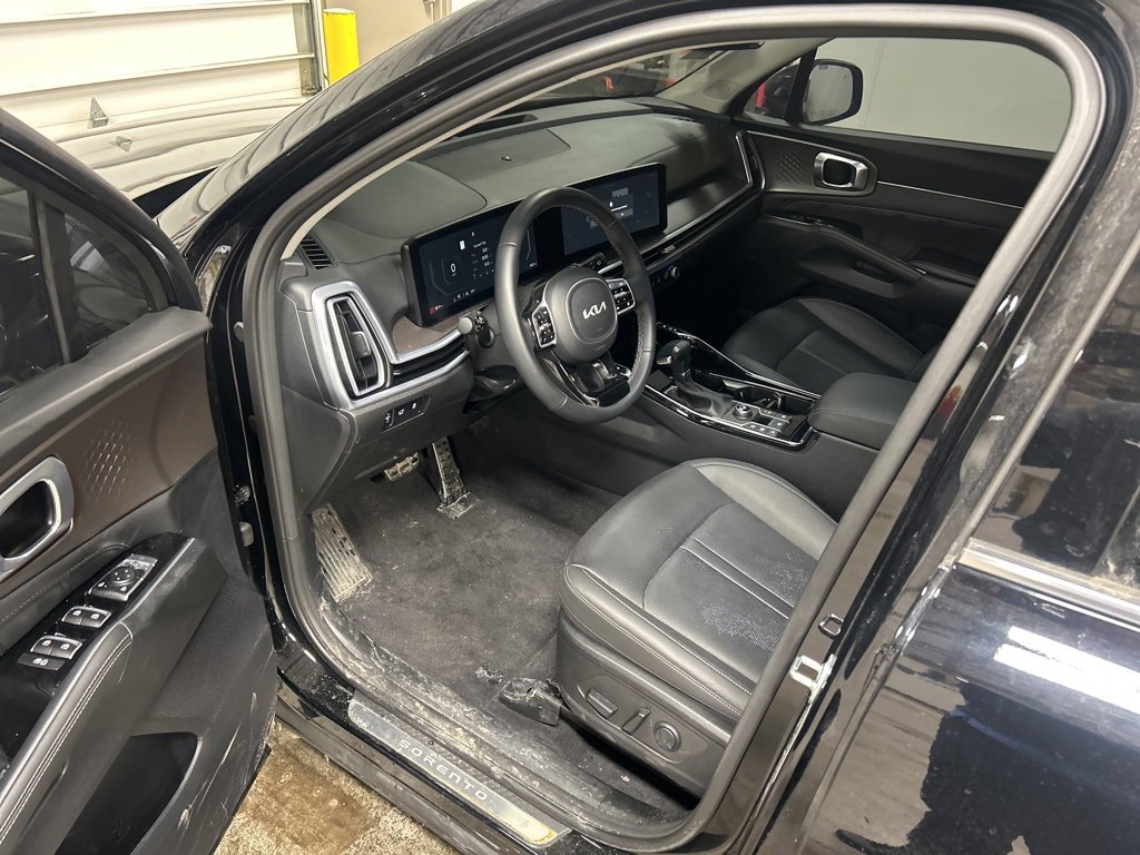 Used 2025 Kia Sorento SX image 2