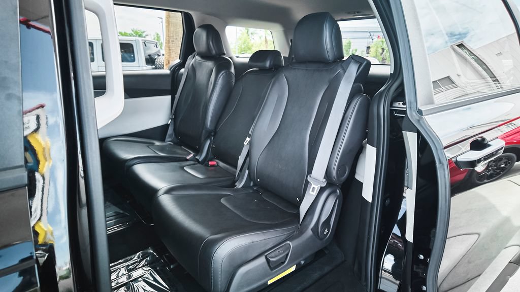 Used 2022 Kia Carnival LX FWD image 11