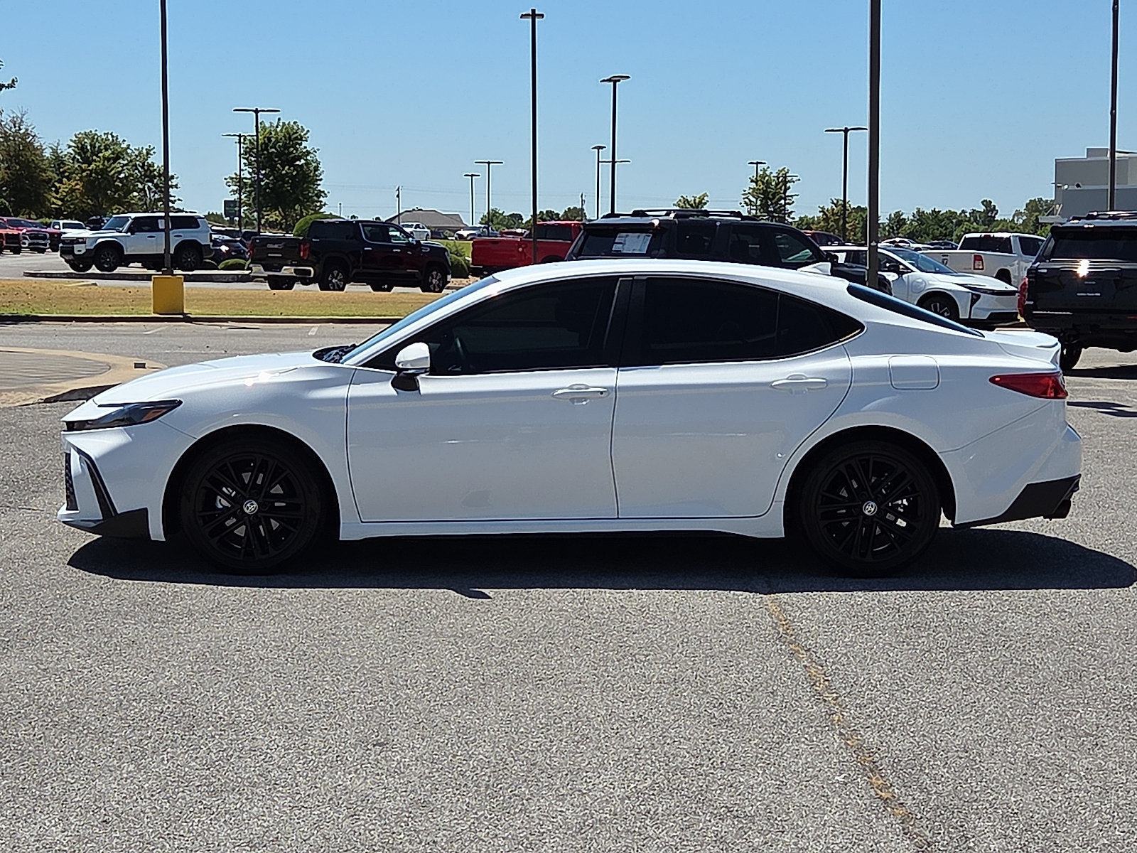 Used 2025 Toyota Camry SE w/ Convenience Package FWD image 3