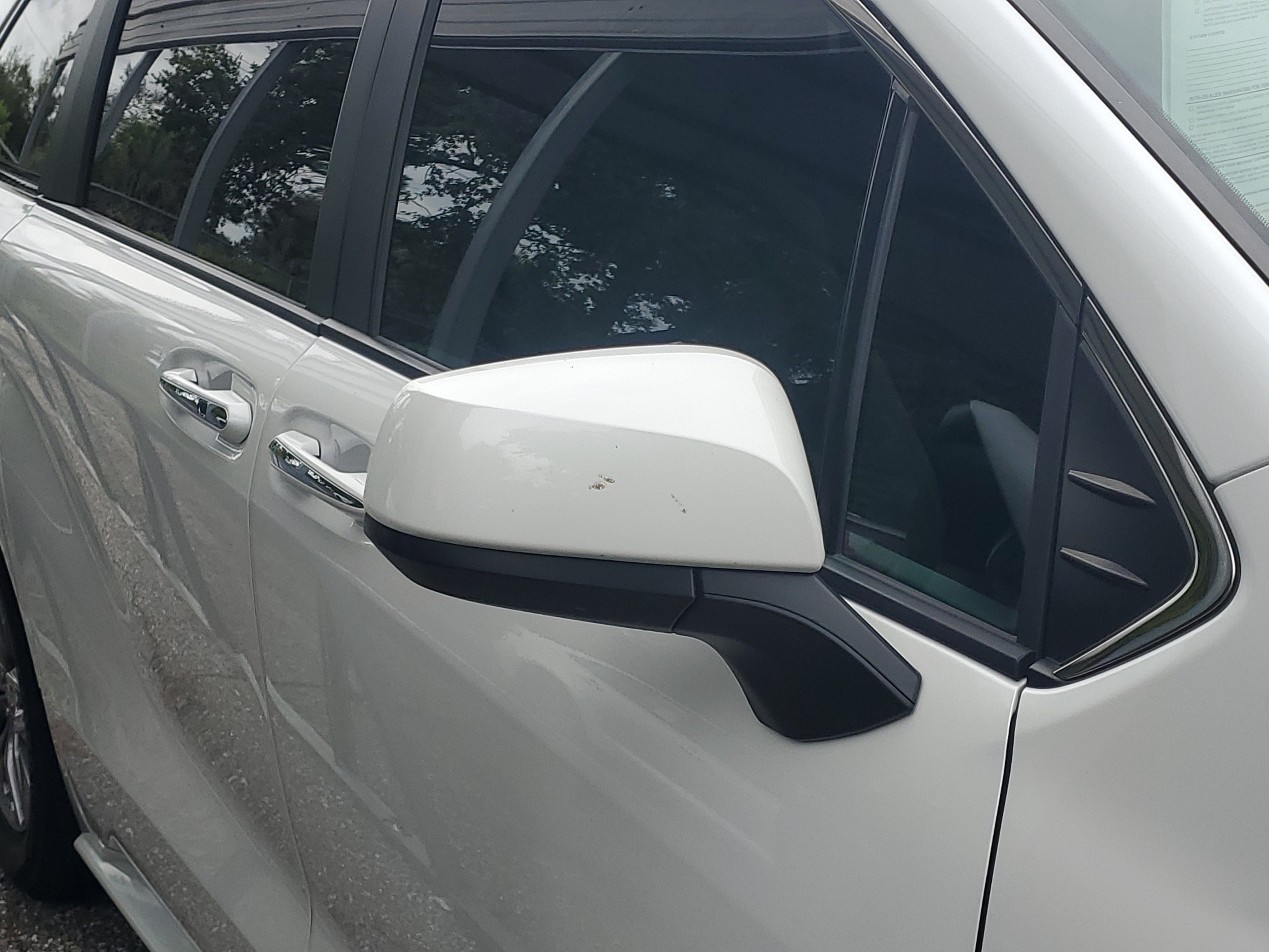 Used 2025 Toyota Sienna XLE FWD image 3