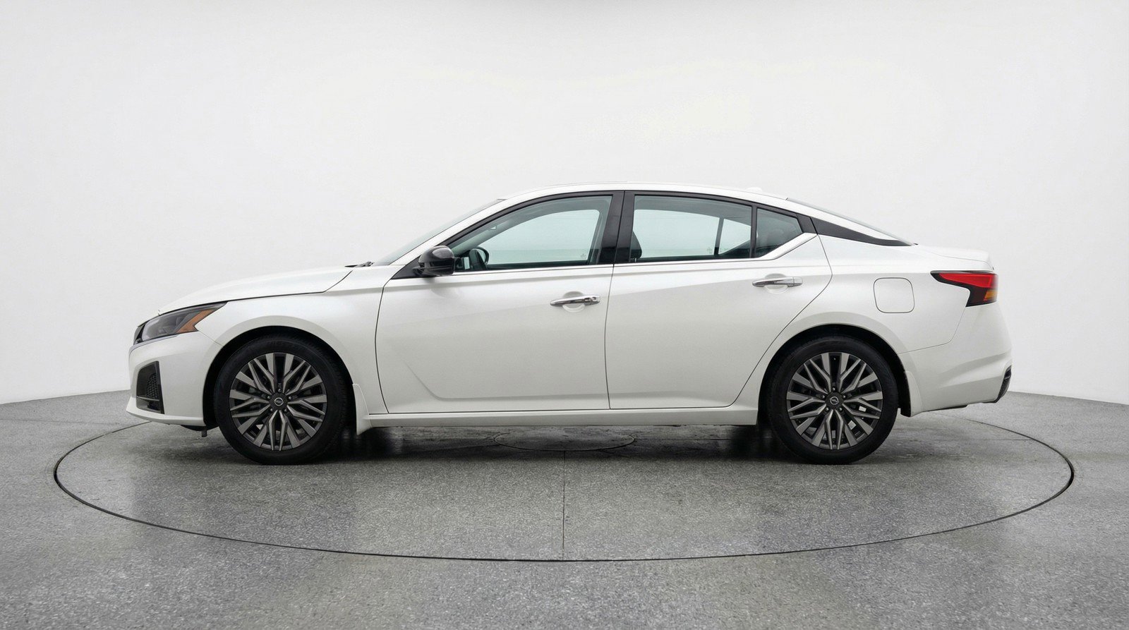 Used 2025 Nissan Altima 2.5 SV FWD image 5