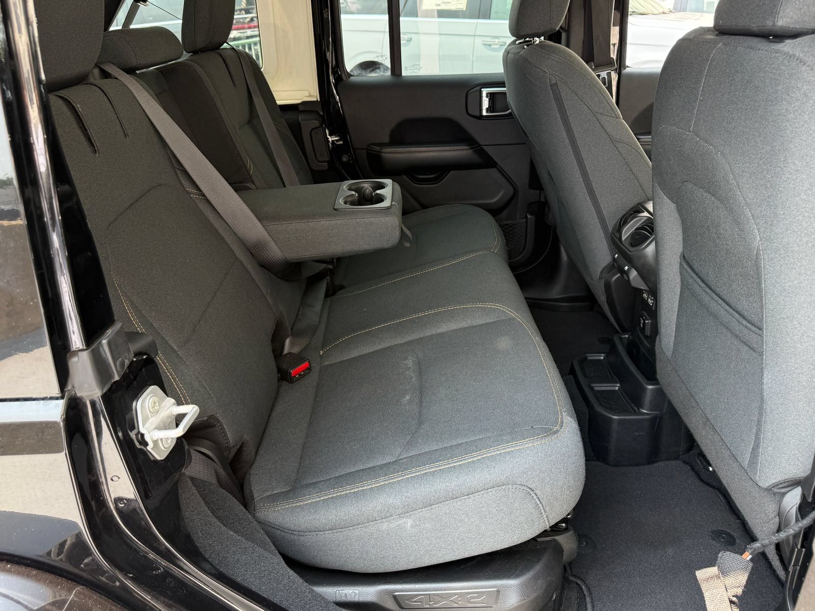 Used 2024 Jeep Wrangler Unlimited Sahara AWD/4WD image 16