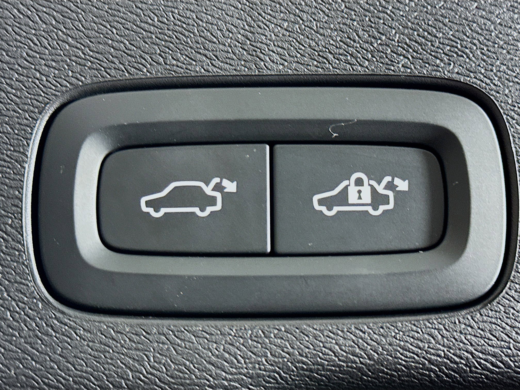 Used 2025 Volvo XC60 B5 Plus image 30