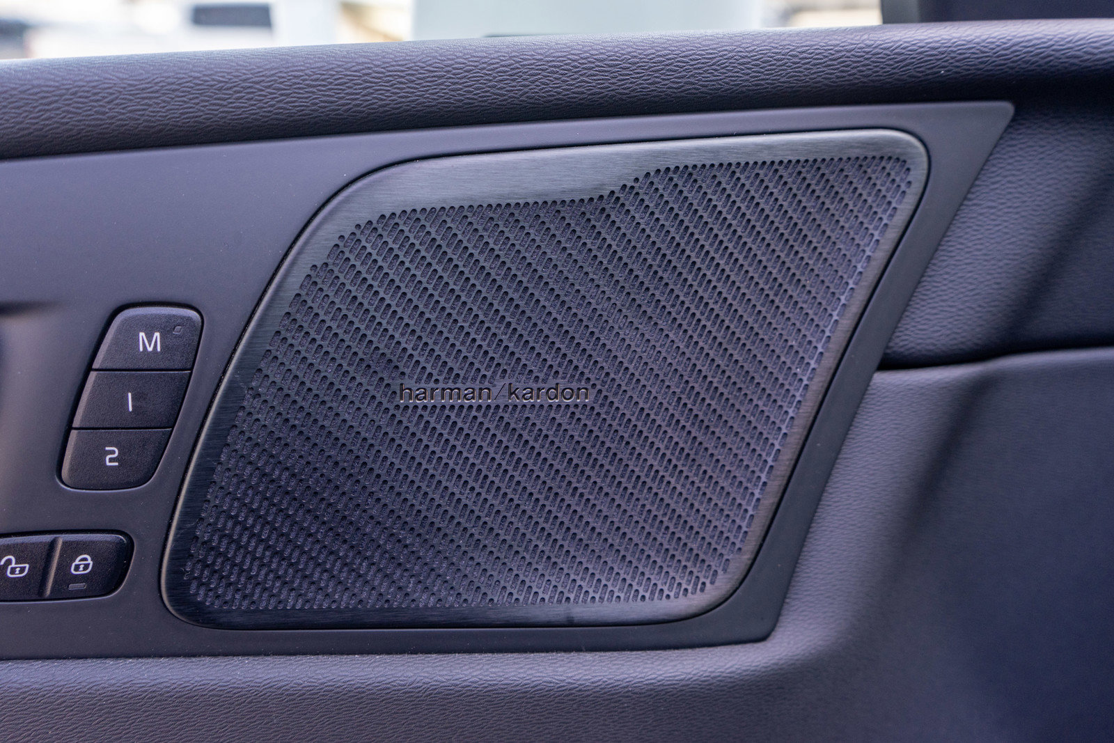 Used 2019 Volvo XC60 T6 Momentum w/ Advanced Package image 16